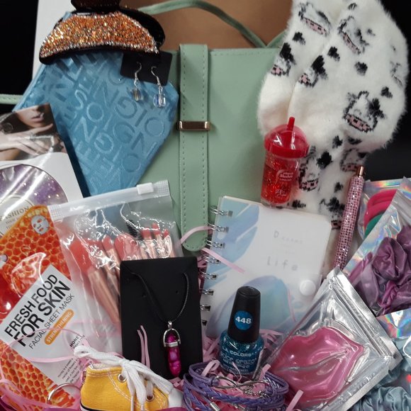 💖 Mystery Gift Box for Girls | Ages 12–16 | Teen/Tween Gift Ideas | Trendy - Picture 4 of 5